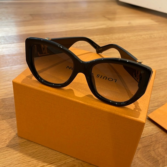 Louis Vuitton oversized sunglasses - Picture 1 of 9